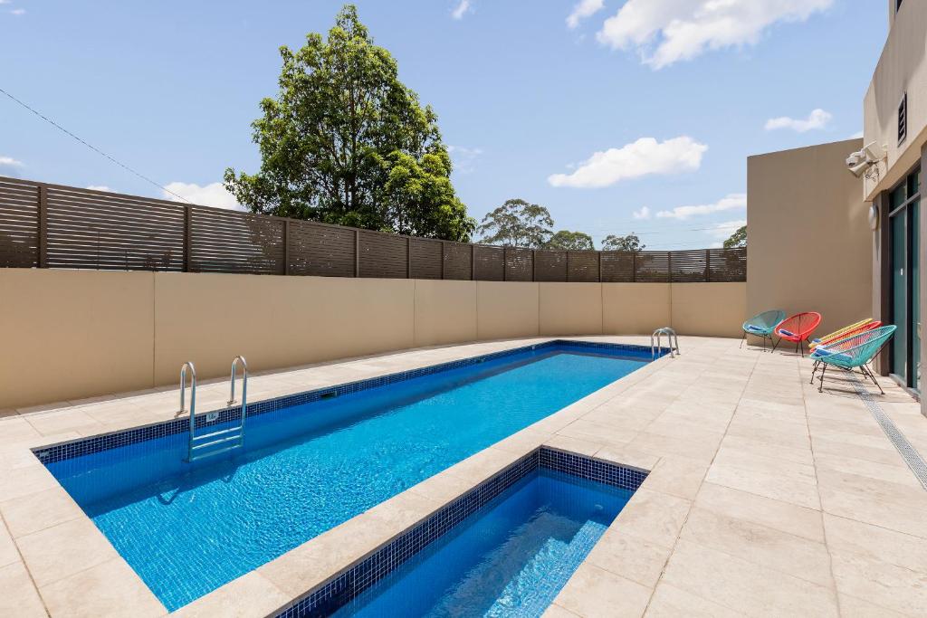 悉尼Nesuto Parramatta的一座蓝色的游泳池