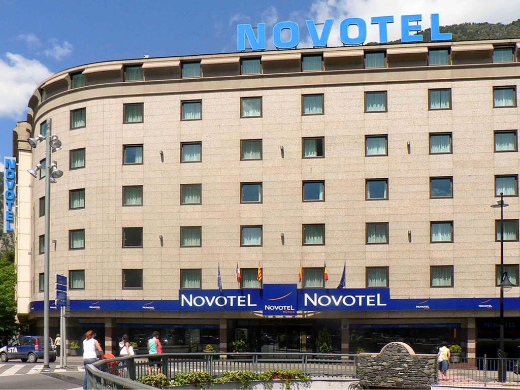 安道尔城诺富特安道尔酒店的前面有标志的酒店