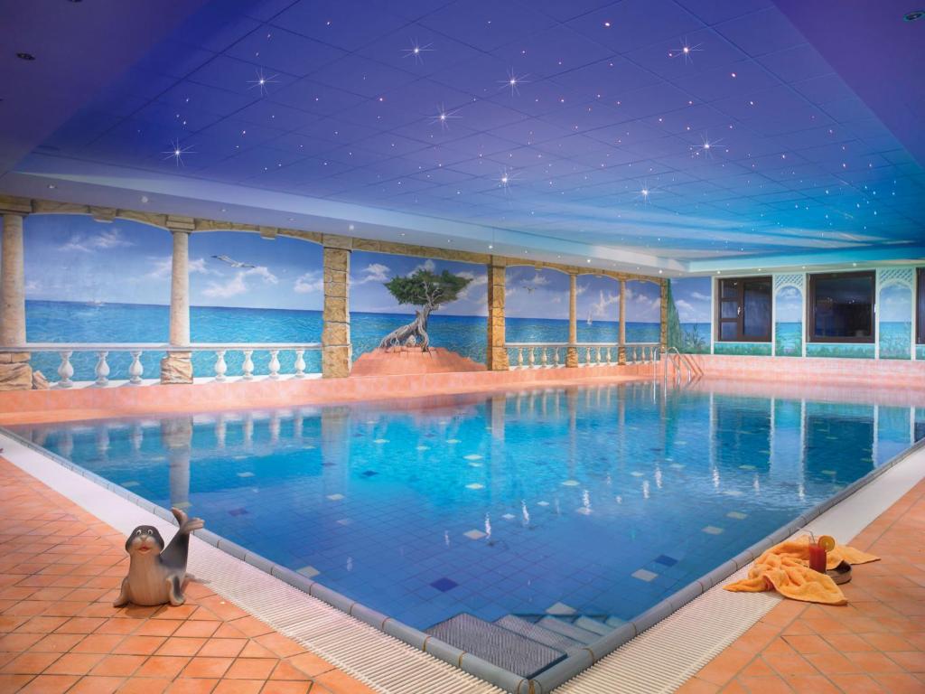 维林根Sporthotel Göbel的海景游泳池