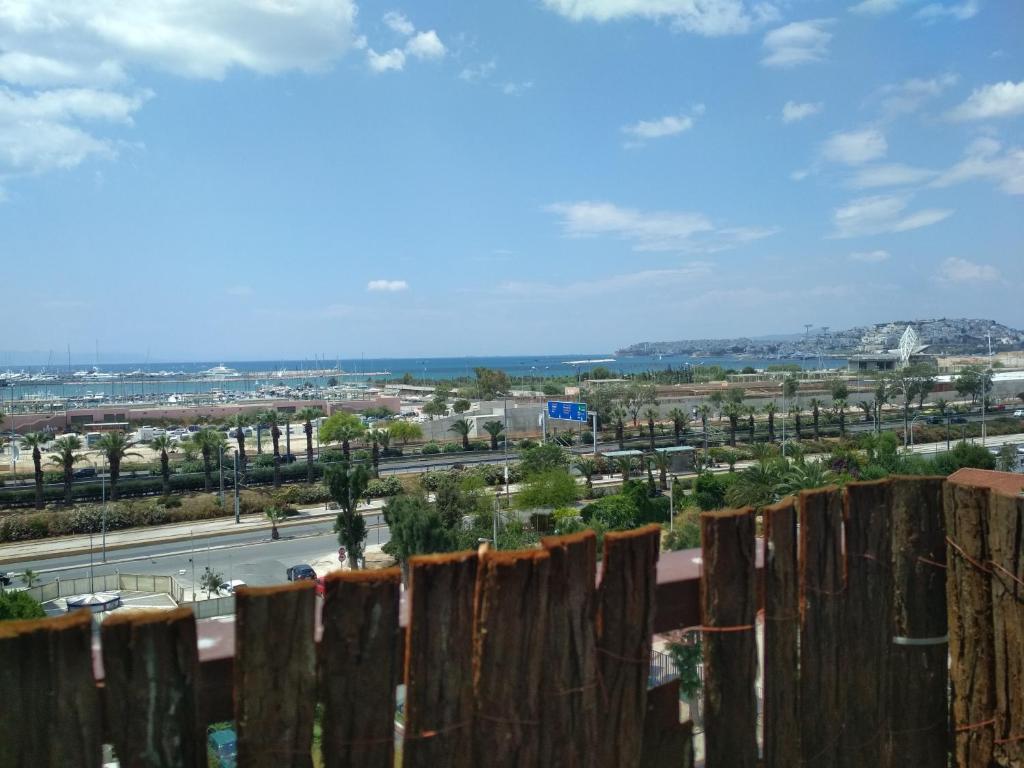 雅典George's Apartment的享有城市美景的围栏