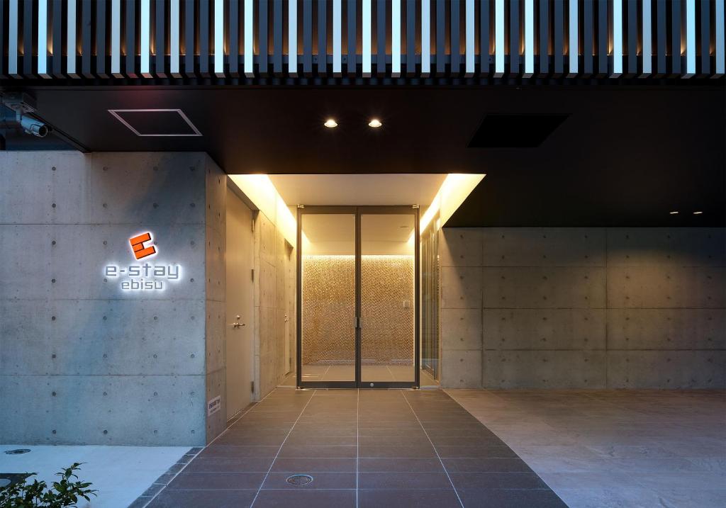 大阪e-stay ebisu的玻璃门进入大楼的入口