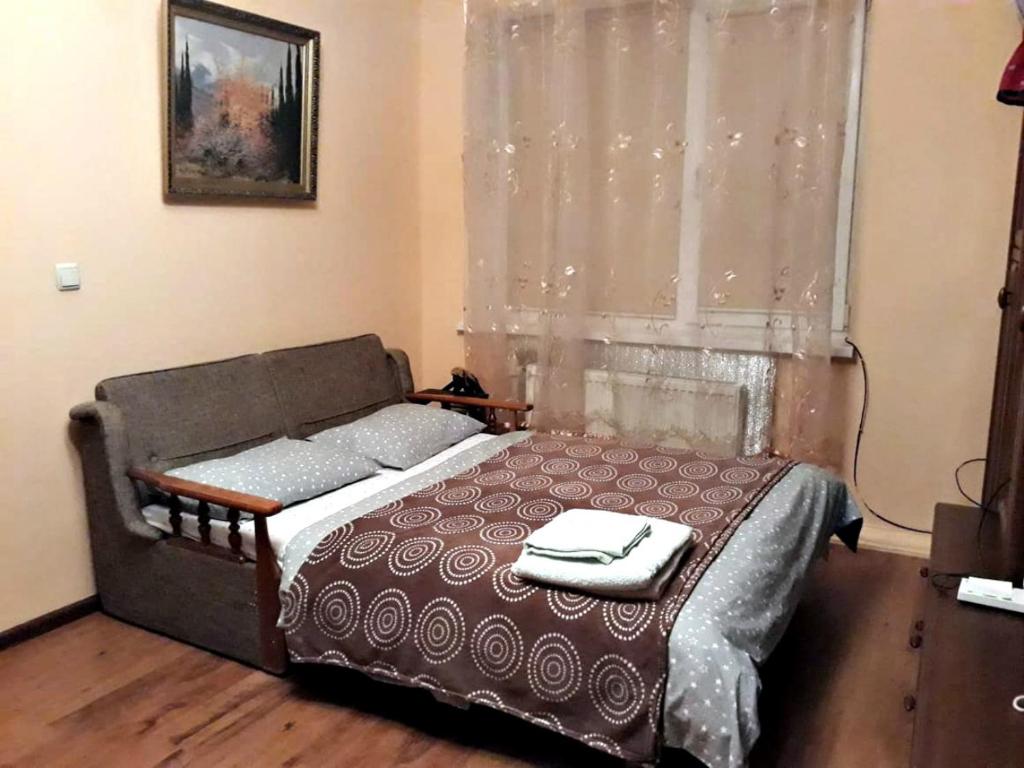 切尔诺夫策Apartment in the historical city center的一间卧室设有一张床和一个窗口