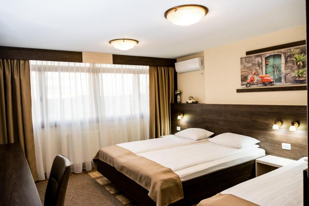 ZimandcuzDomino Residence的酒店客房设有两张床和窗户。