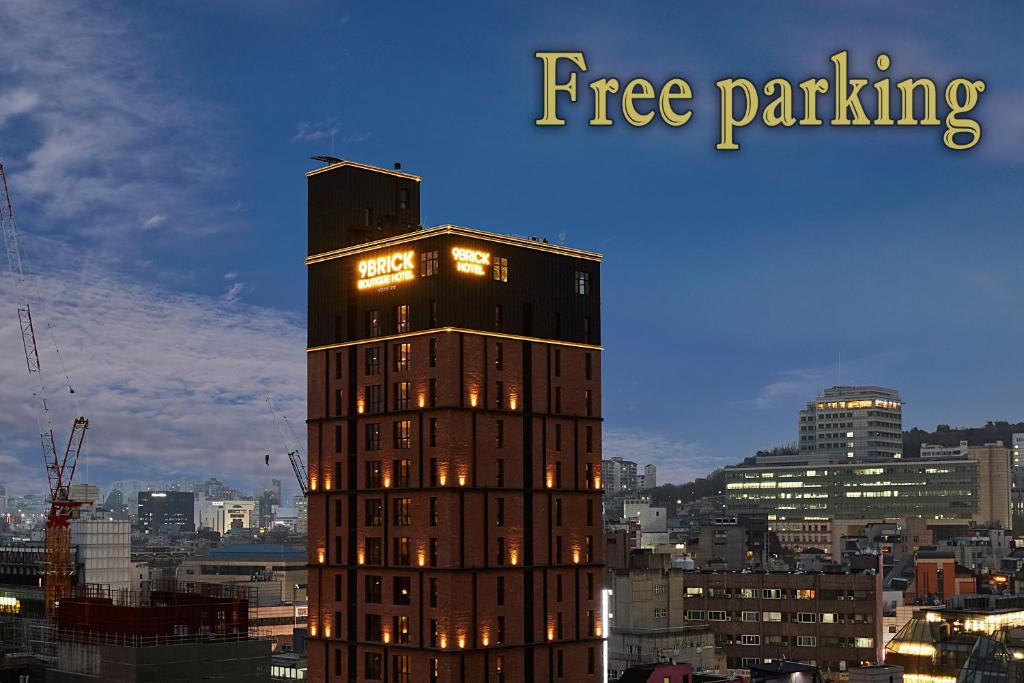 首尔9布里克酒店的一座高大的建筑,上面有灯