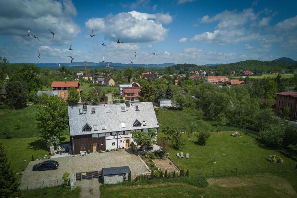 鲁穆尼卡Dom w Kratę - koło Karpacza的空中景色,鸟儿飞过房子