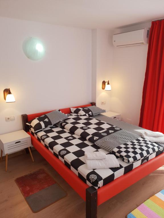 克卢日-纳波卡Guest House Andrei的卧室配有黑白格子床