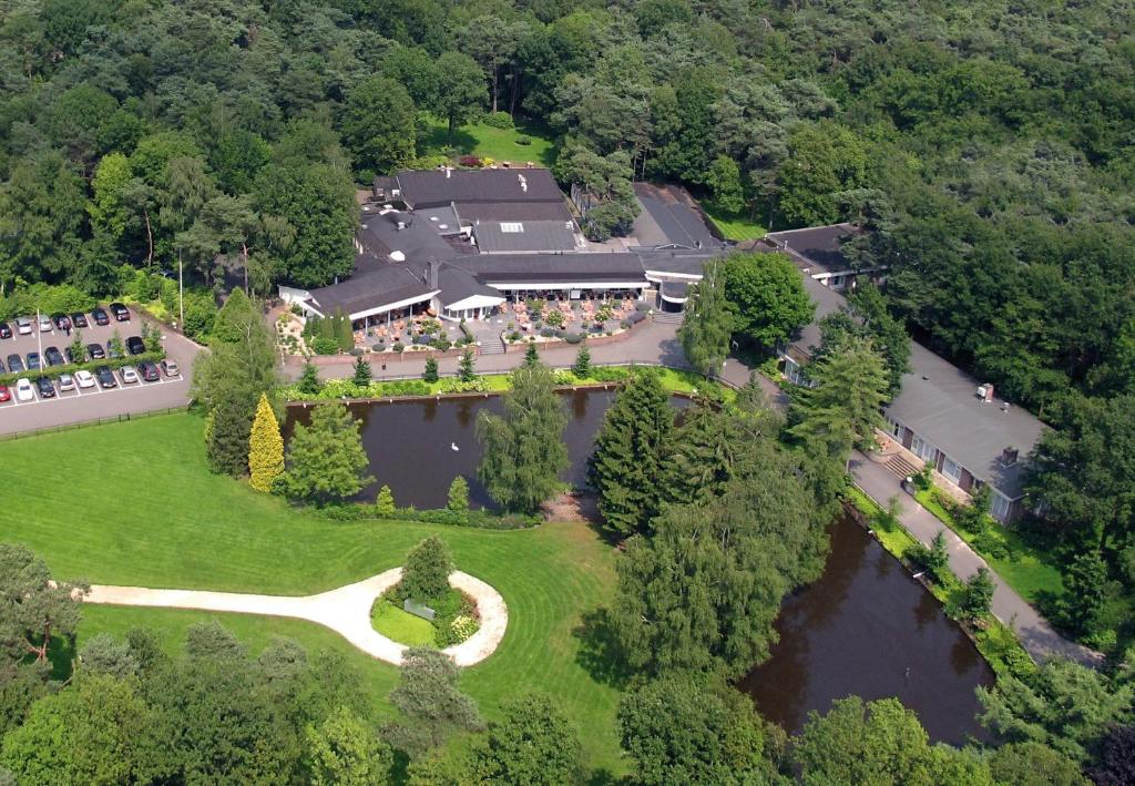 奥斯特韦克罗瑟普庄园的享有豪宅的空中景致,设有两个池塘