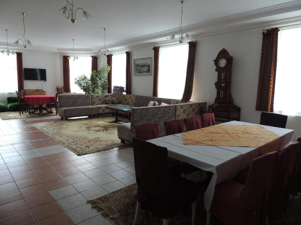 利普托斯基米库拉斯Vila Demanova的客厅配有桌椅和时钟