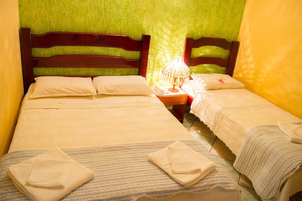 埃斯特城Hotel & Restaurante Guarania的两张睡床彼此相邻,位于一个房间里