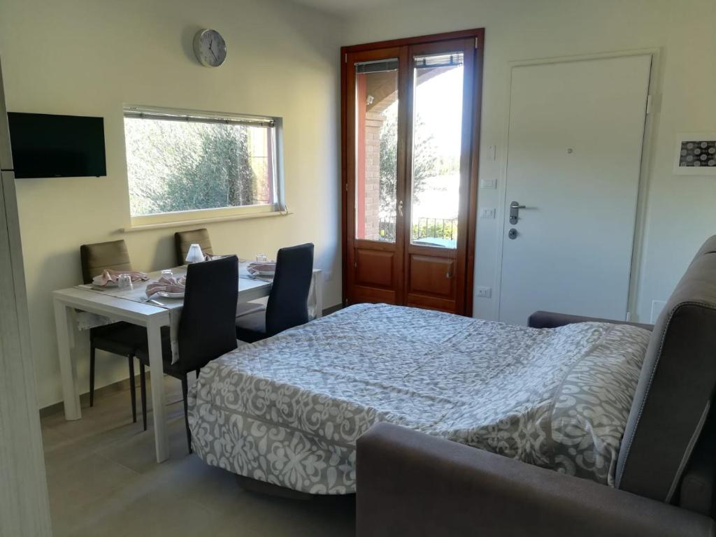 马洛塔Tulipano Appartamenti的一间卧室配有一张床、一张桌子和一张书桌