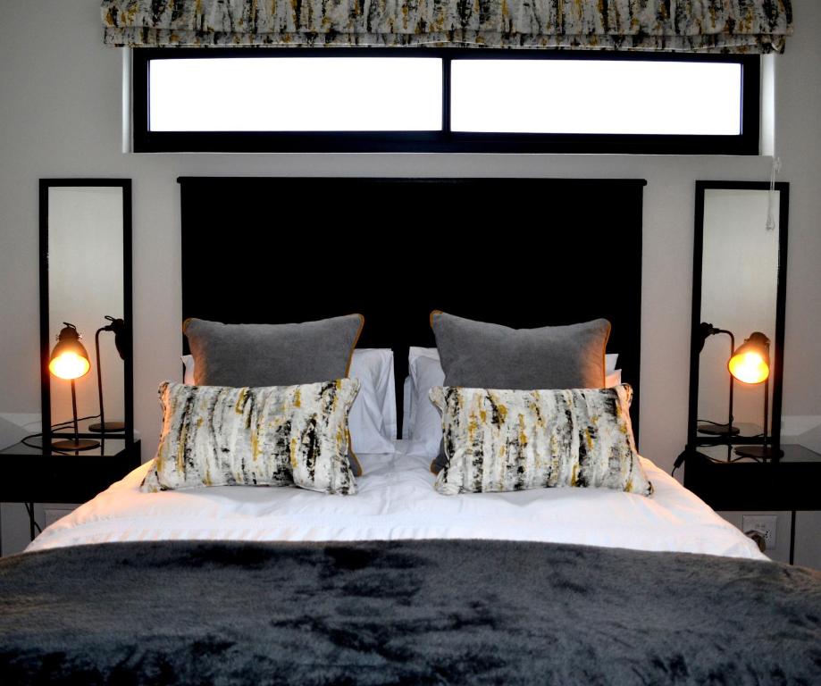 德班维尔Columbine Place的卧室配有白色的床和2个枕头