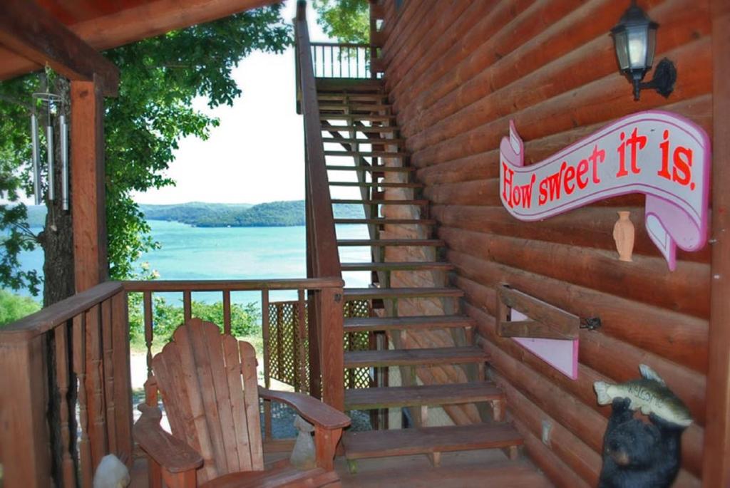尤里卡斯普林斯Sugar Ridge Resort的小木屋设有楼梯和标志