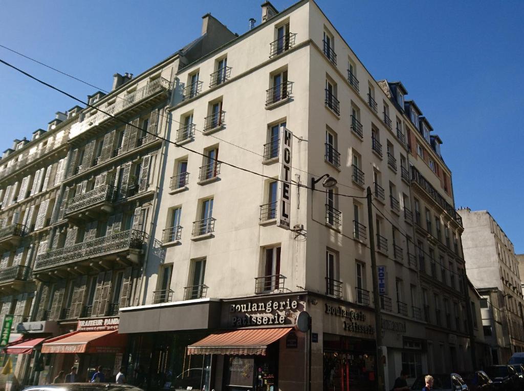 巴黎贝尔塔酒店的一条城市街道上高大的白色建筑