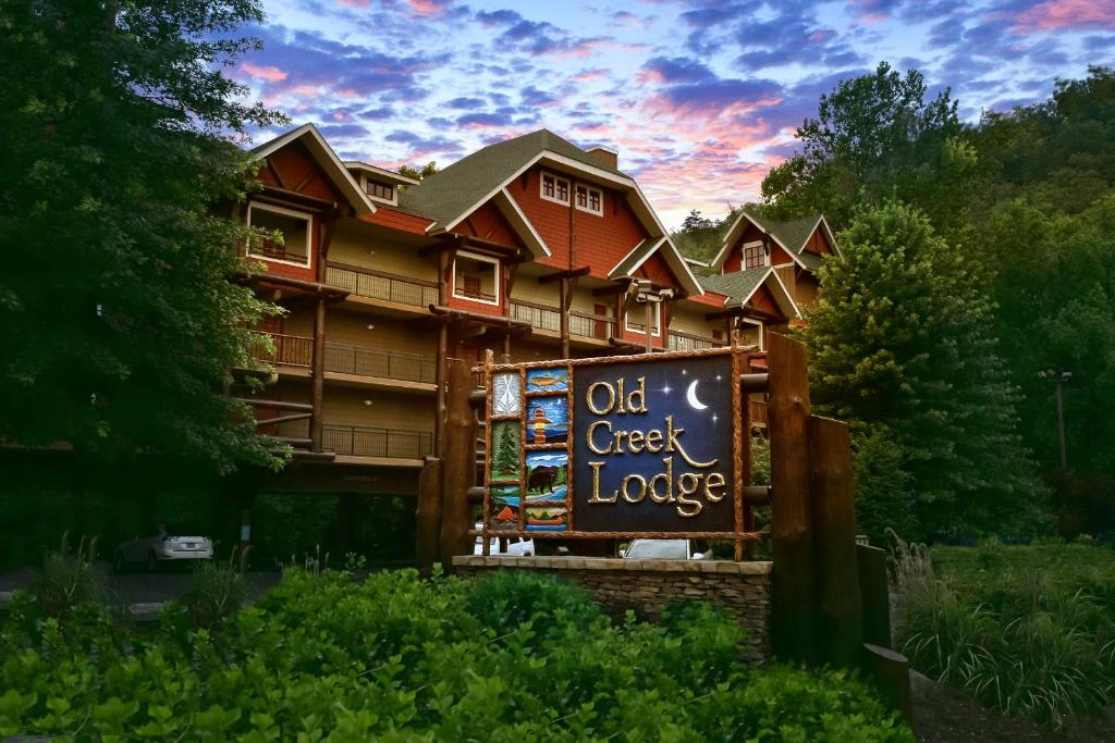 加特林堡Old Creek Lodge的大楼前的旧希腊式小屋标志