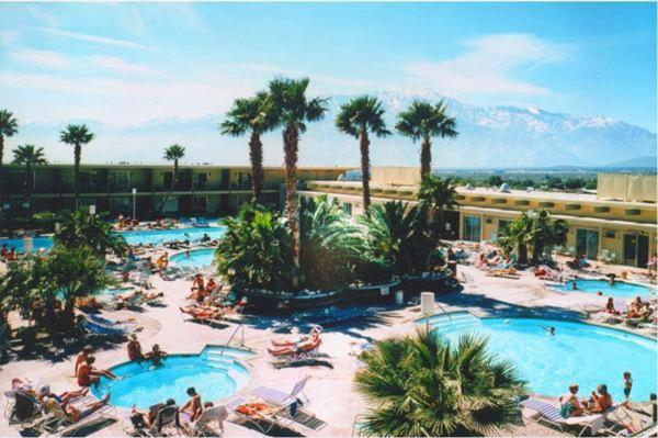沙漠温泉沙漠温泉水疗酒店的一群人坐在度假村的游泳池里
