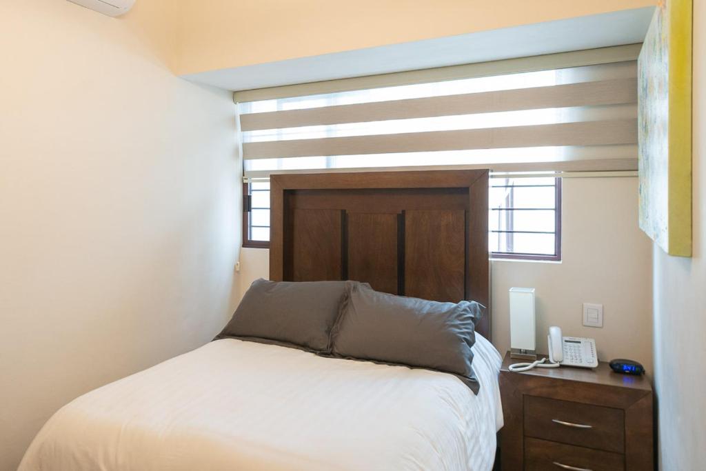 科尔多瓦Hotel Posada XR的一间小卧室,配有床和窗户