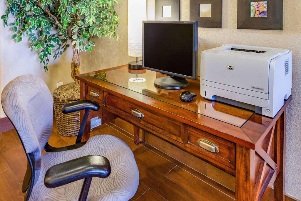 德梅因得梅因机场阿美瑞辛套房酒店酒店 的一张桌子,上面有一台电脑和打印机