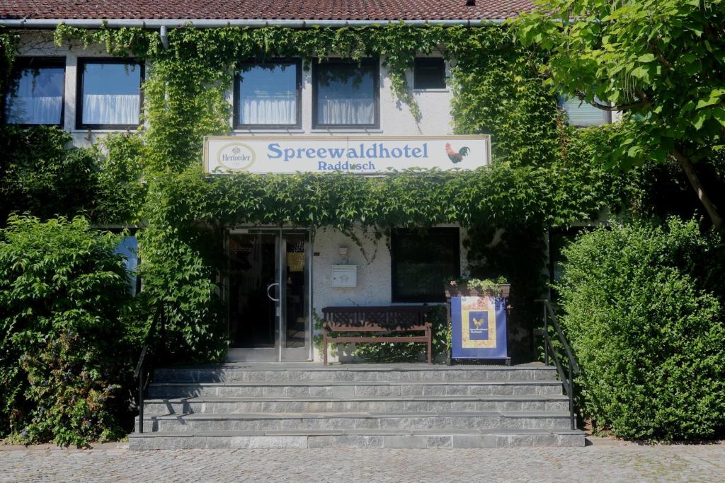 费茨肖加尼拉德施斯普利瓦尔德酒店 的前面有长凳的建筑