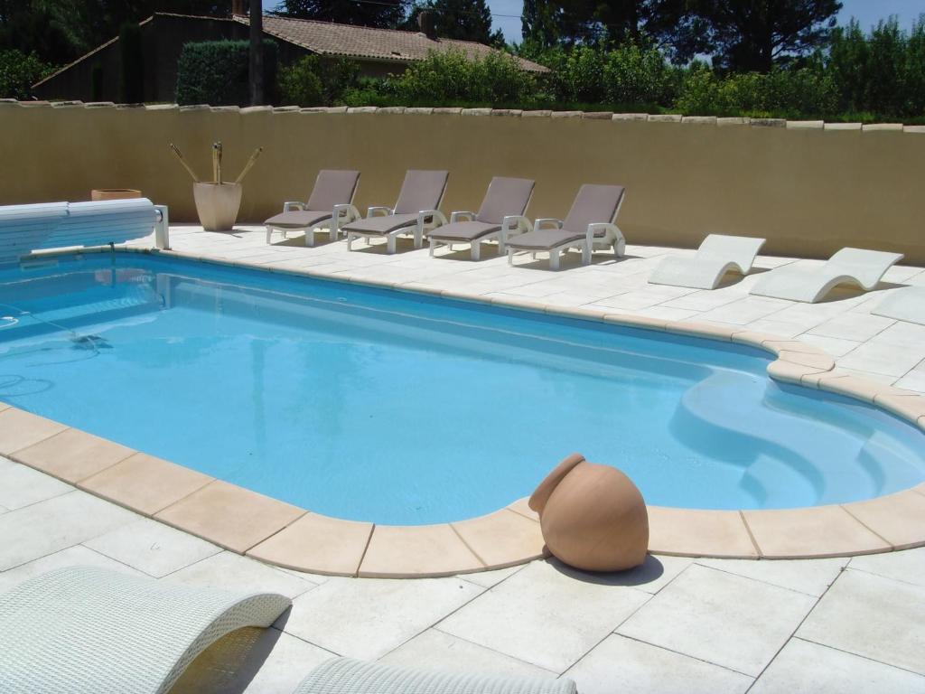 谢瓦布朗克米兰勒吉特杜姆林酒店的一个带椅子的游泳池和一个游泳池