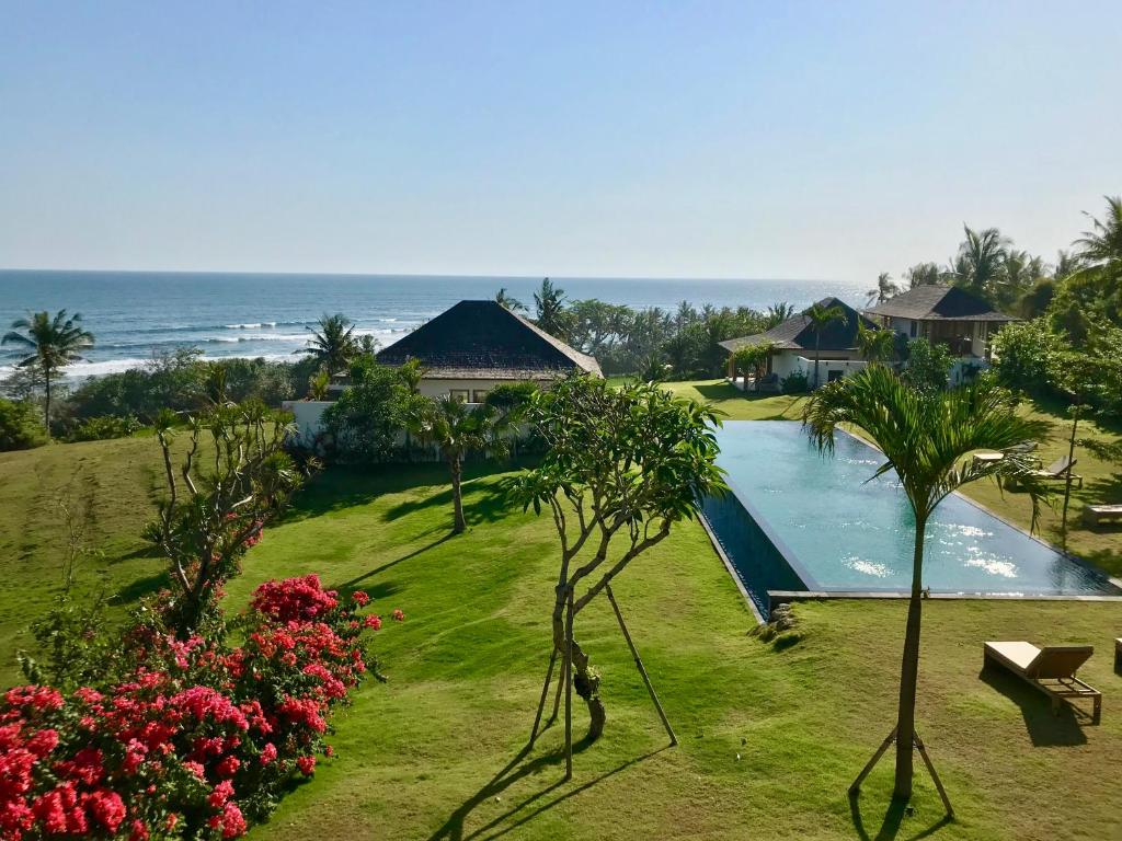 塞莱马德加Balian Prana的享有带游泳池的度假村的空中景致