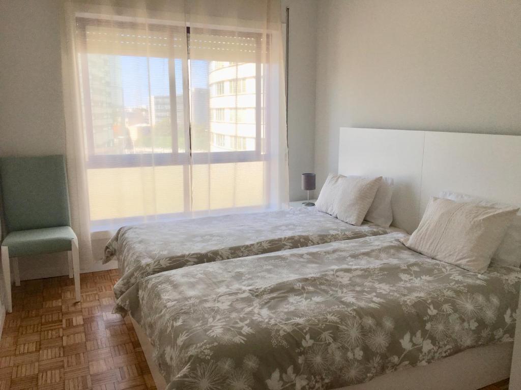 马亚Destiny Oporto的一间卧室设有两张床和大窗户