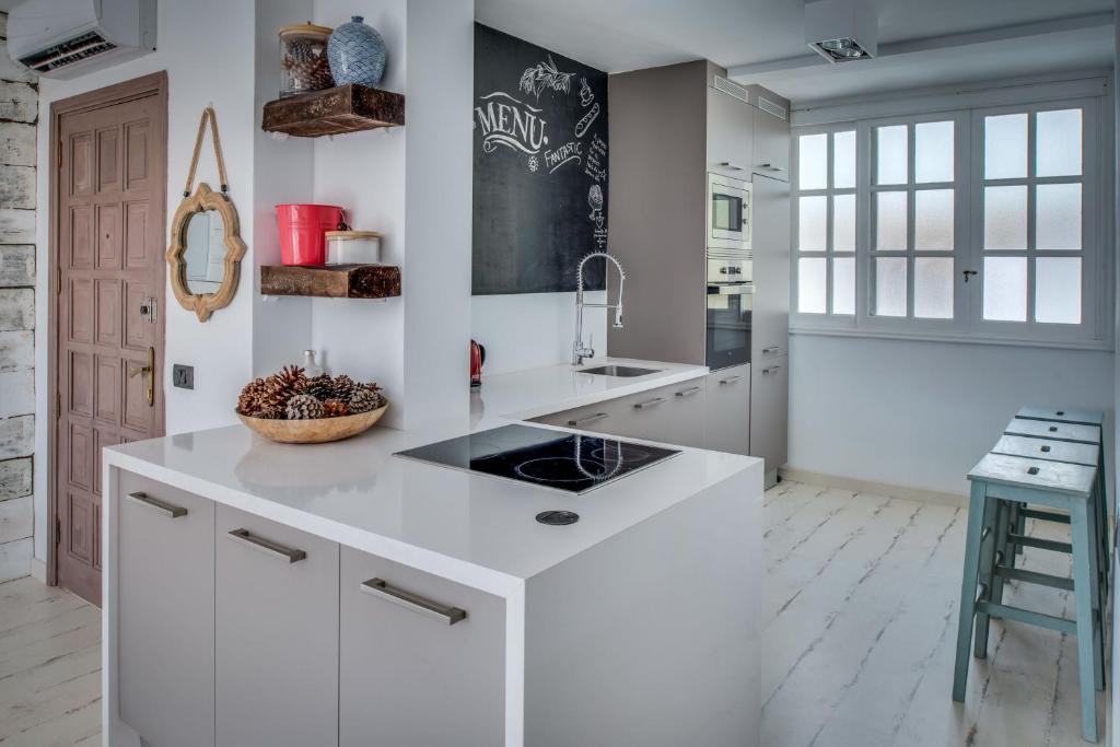 阿德耶Apartamento Avitan的白色的厨房设有水槽和台面