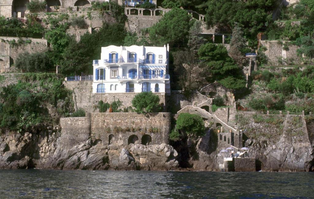 拉维罗圣迈克尔别墅酒店的水边悬崖上的白色房子