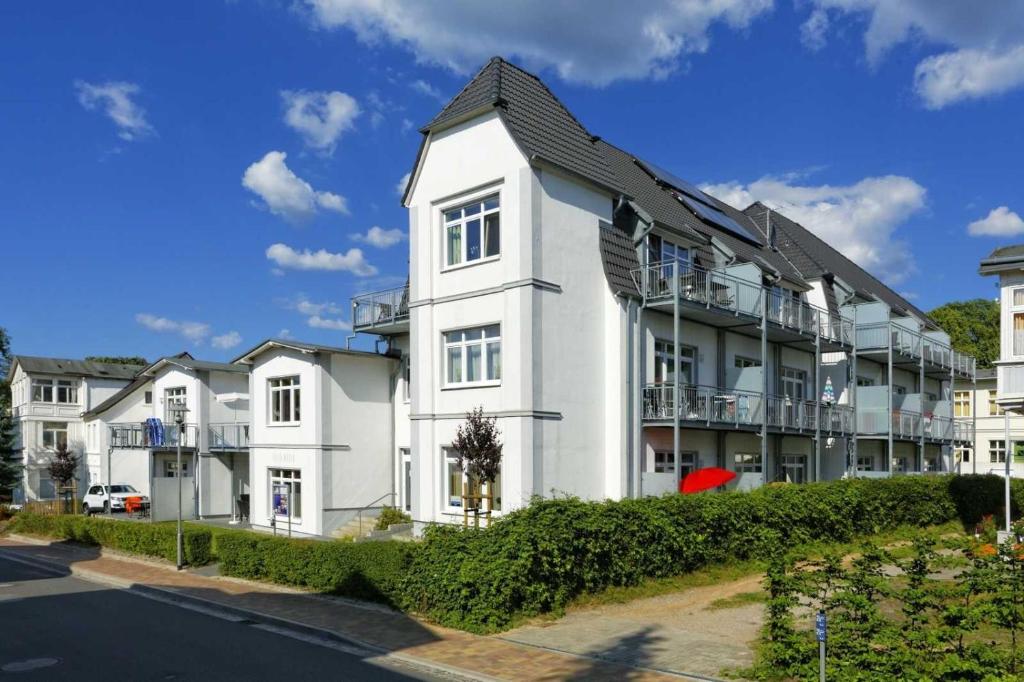 奥斯特西巴德钦诺维茨Villa Marin Wohnung 07的白色的公寓大楼,设有黑色屋顶
