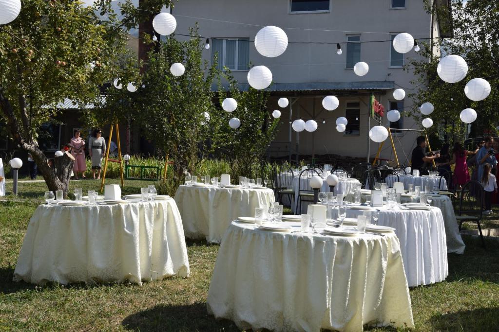 TalgharAlmaPort的一组桌子,配有白色的桌布和气球