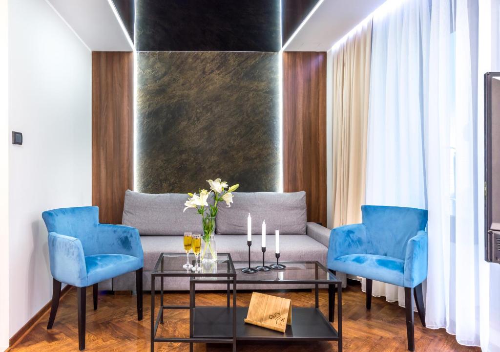 贝尔格莱德Onyx luxury apartments的客厅配有沙发和蓝色椅子