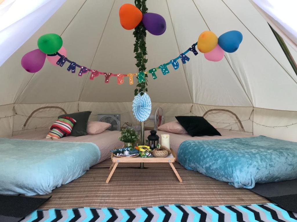 Glamping Kaki - Medium Bell Tent客房内的一张或多张床位