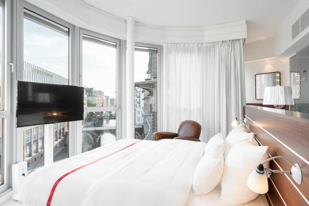 汉堡Ruby Lotti Hotel Hamburg的一间卧室设有一张大床和一个大窗户