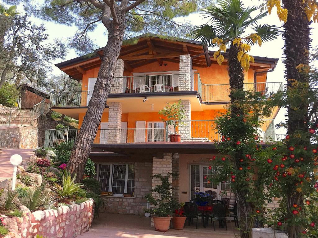 加尔多内-里维耶拉Villa Panorama Residence的带阳台的橙色房子,还有一些植物