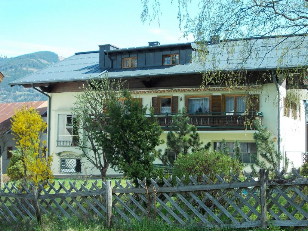 卡普伦Landhaus Griesser的前面有围栏的房子