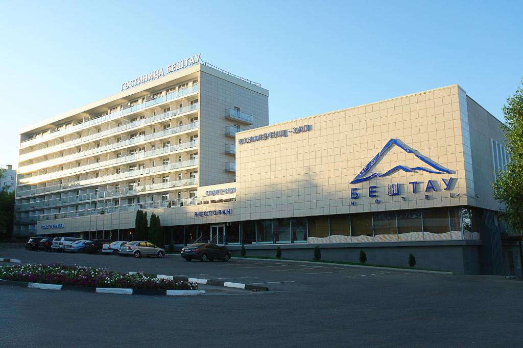 派蒂哥斯卡贝斯套酒店的一座大建筑的侧面有标志