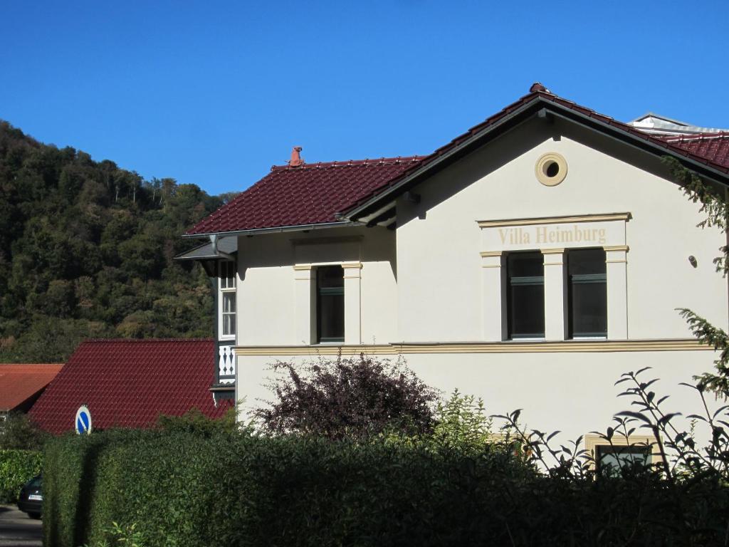 塔勒Villa Heimburg的白色房子,有红色屋顶