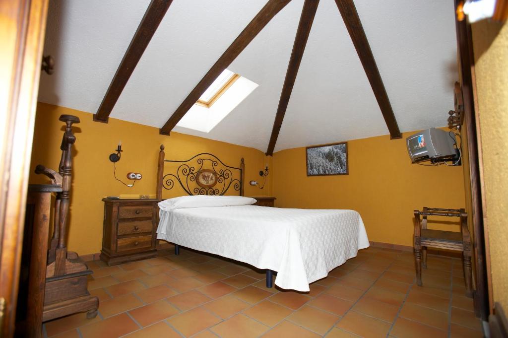 埃尔博斯克波萨达圣安东尼奥酒店的卧室设有白色的床和黄色的墙壁