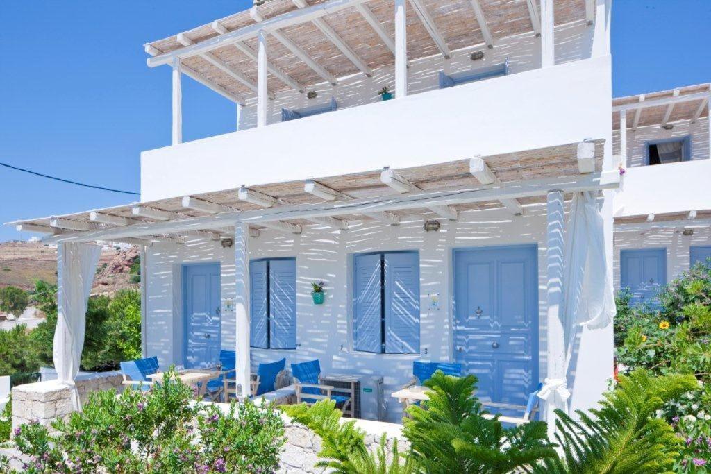 基莫洛斯岛Kimolis的海滩上带蓝色椅子的房子