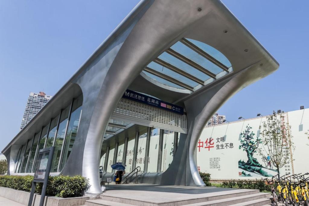 武汉武汉市江汉区·汉口火车站·路客精品公寓·00120600的一座带楼梯的弧形建筑,位于一座建筑前面