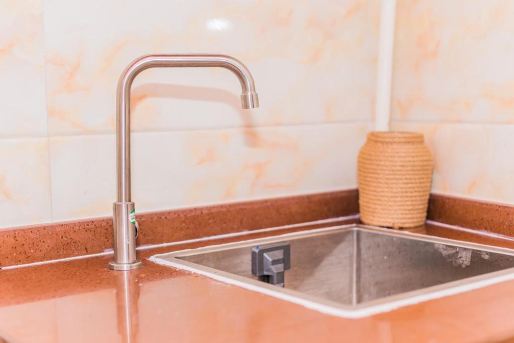 青岛青岛市市南区·青岛栈桥·路客精品公寓·00133930的带水龙头的厨房内的盥洗盆