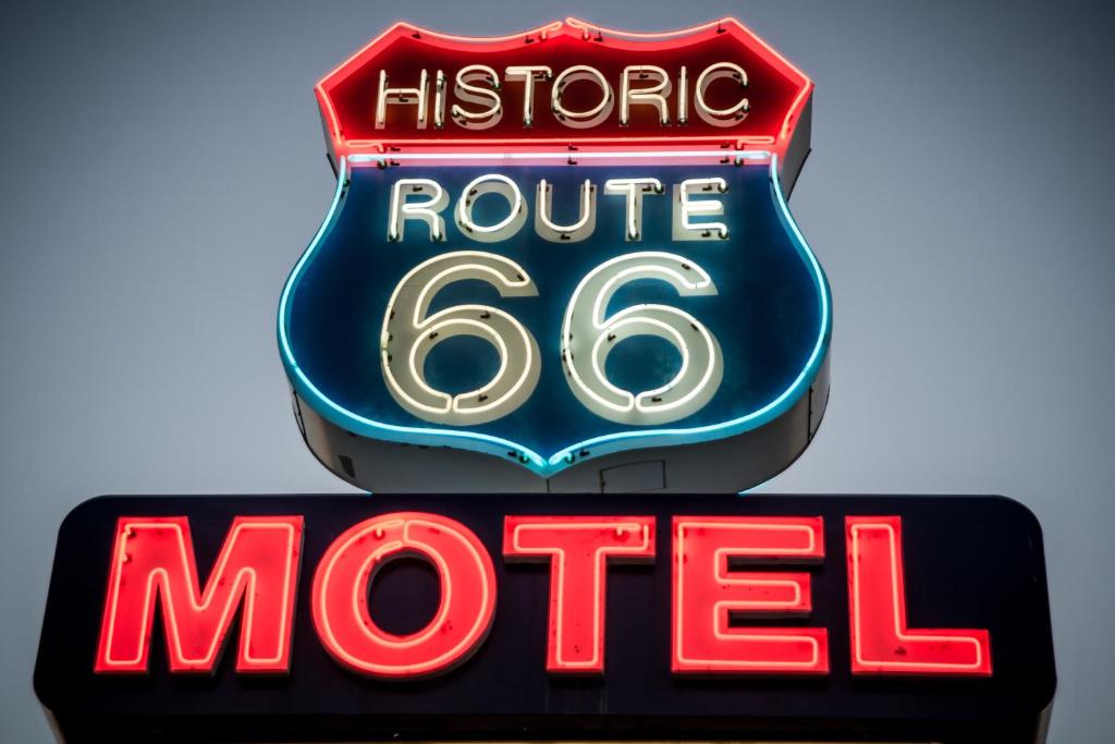 塞利格曼Historic Route 66 Motel的 ⁇ 虹灯标志汽车旅馆