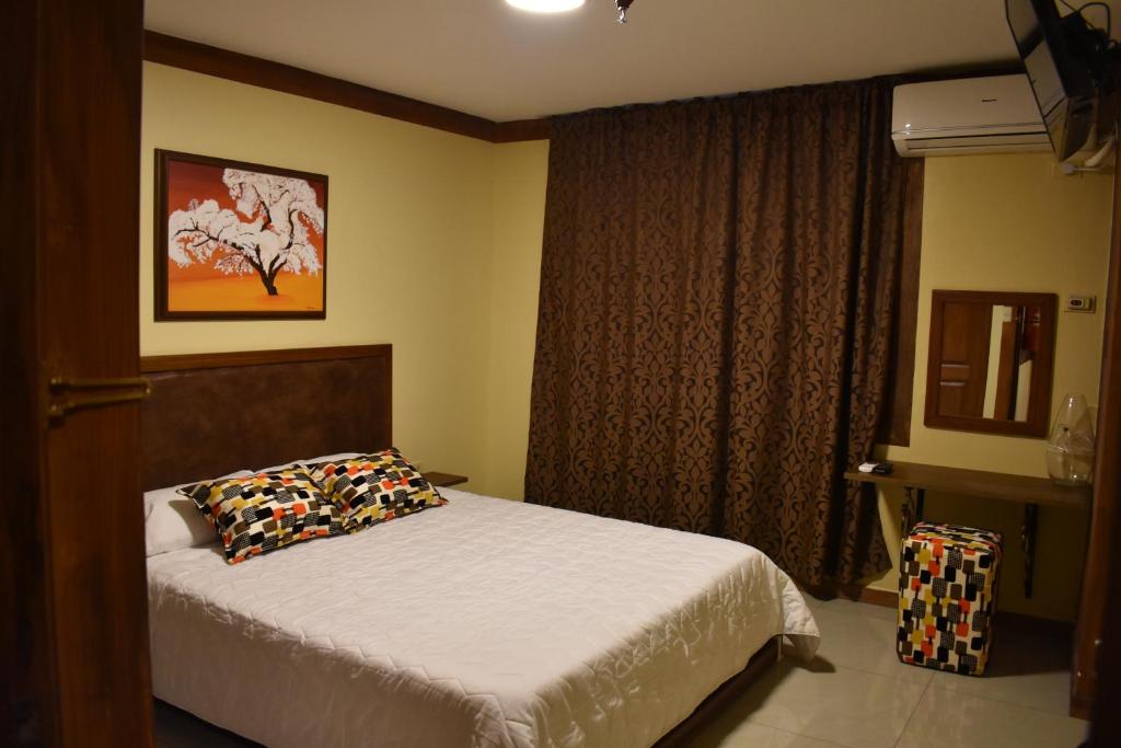 瓜亚基尔Hotel Bonanza的一间卧室设有一张床和一个窗口