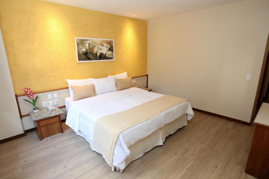 里约热内卢门戈宫酒店的一间酒店客房,配有一张白色大床