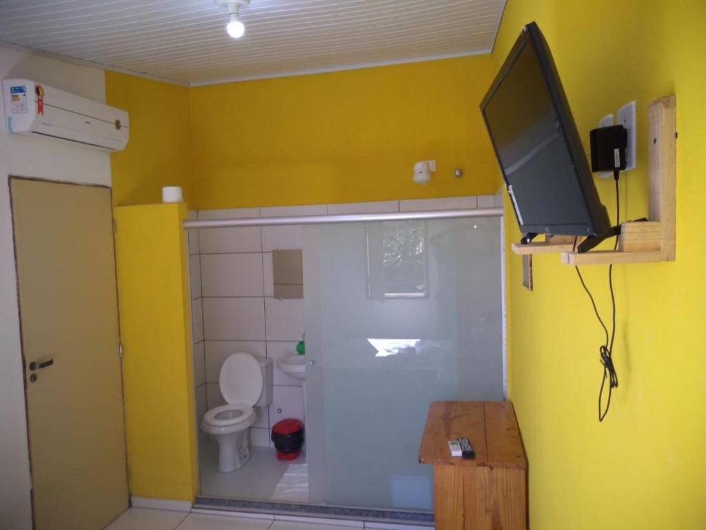 伊尔哈德博伊巴Pousada Aritibe的一间带卫生间的浴室和墙上的电视