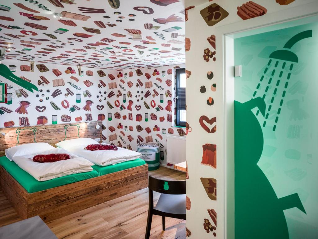 GeorgensgmündBRATWURSThotel的一间卧室配有床,墙上挂着鞋