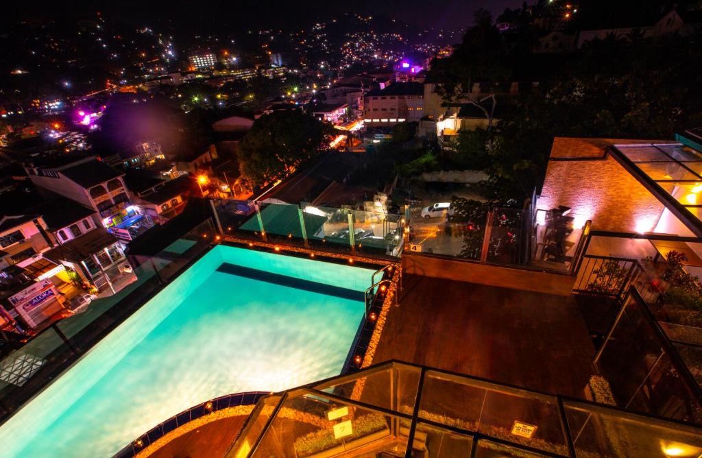 康提斯瓦纳城市酒店的享有游泳池的顶部景色