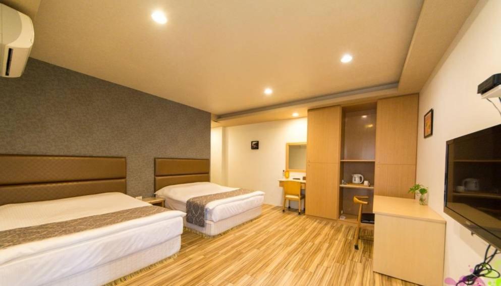宜兰市快乐几迷会馆的酒店客房设有两张床和一台平面电视。