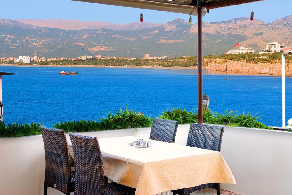 安塔利亚Ozmen Hotel的一张桌子和椅子,享有水景