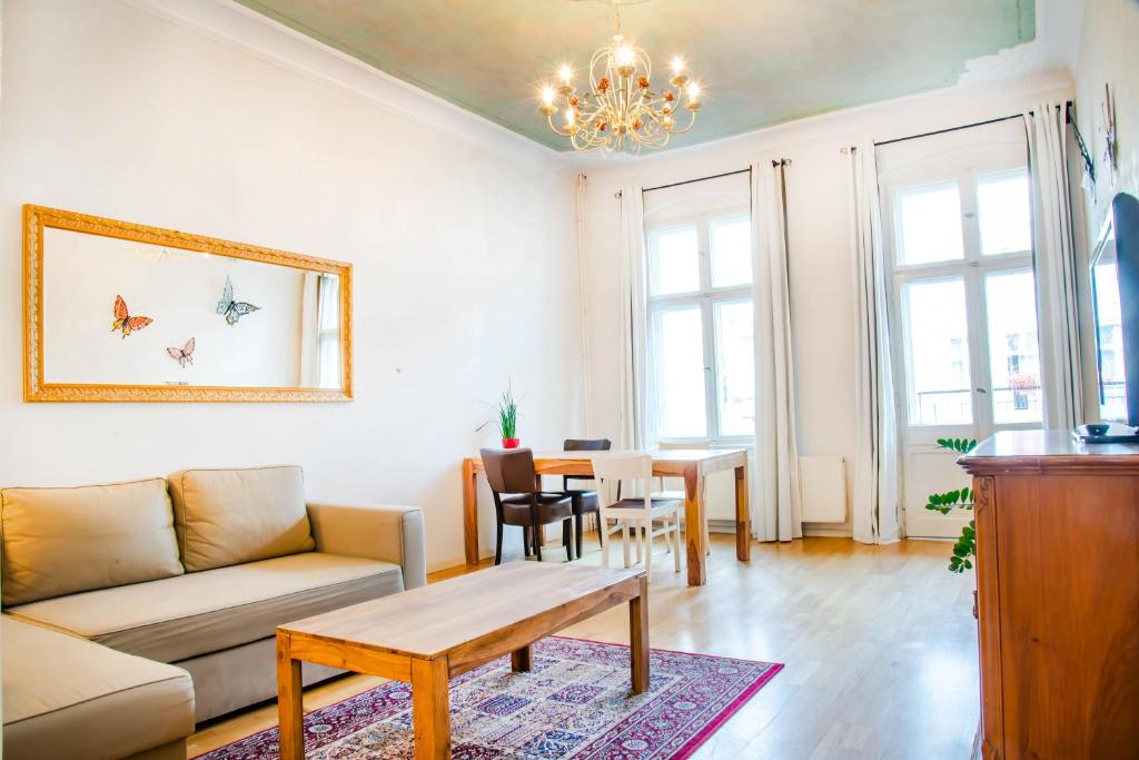柏林Apartment Winsstr. 68的客厅配有沙发和桌子