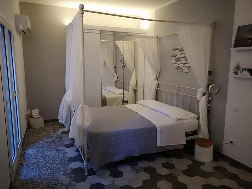 切法卢casa concordia的一间带白色床的卧室和一间浴室
